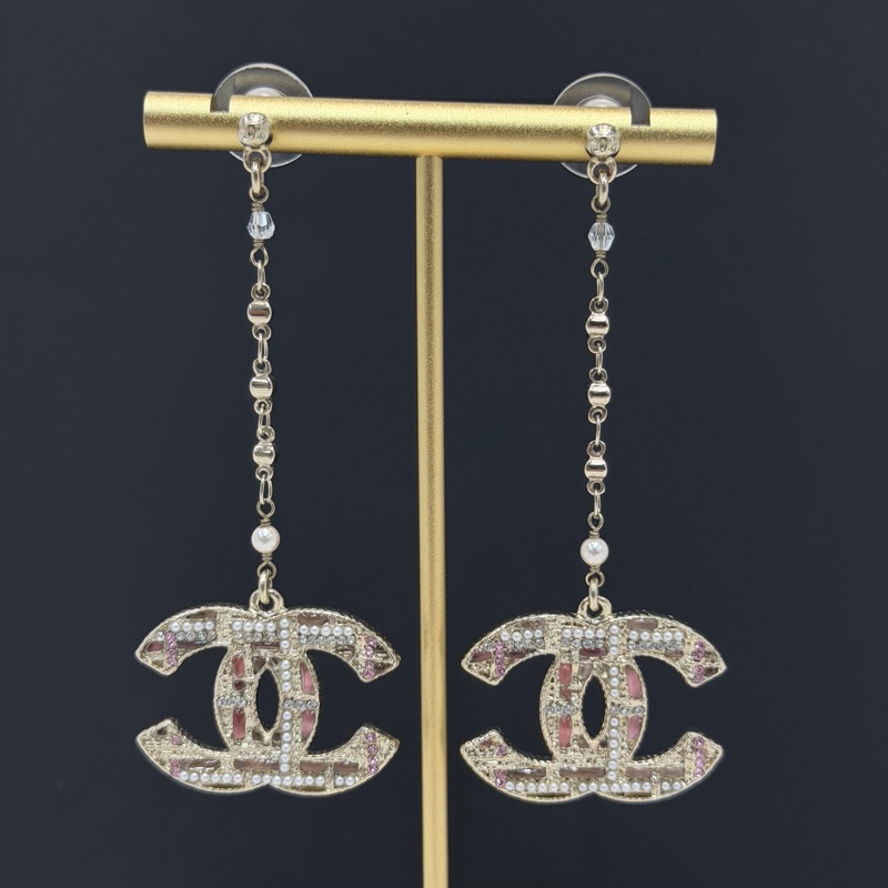 Chanel 垂吊粉色Tweed 款設計水鑽珍珠雙C耳環 XB969-0