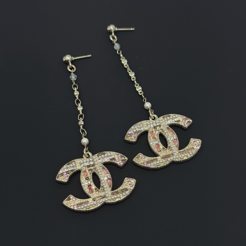 Chanel 垂吊粉色Tweed 款設計水鑽珍珠雙C耳環 XB969-1
