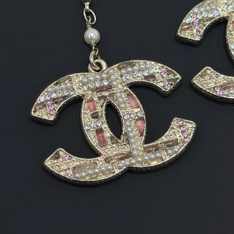 Chanel 垂吊粉色Tweed 款設計水鑽珍珠雙C耳環 XB969-2