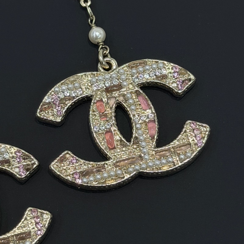 Chanel 垂吊粉色Tweed 款設計水鑽珍珠雙C耳環 XB969-3