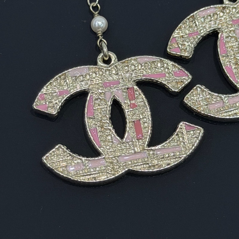 Chanel 垂吊粉色Tweed 款設計水鑽珍珠雙C耳環 XB969-4