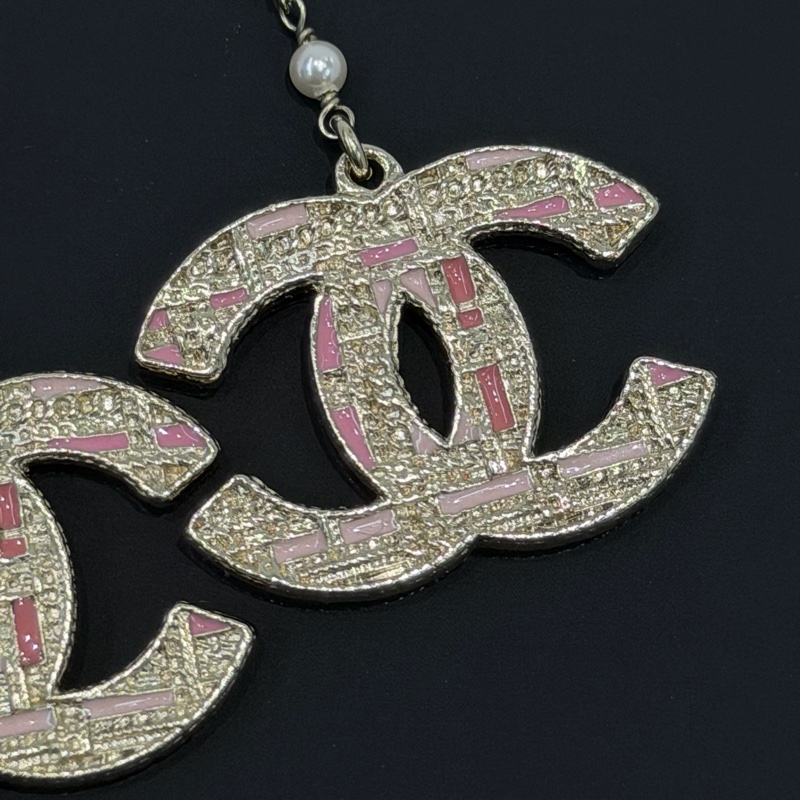 Chanel 垂吊粉色Tweed 款設計水鑽珍珠雙C耳環 XB969-5