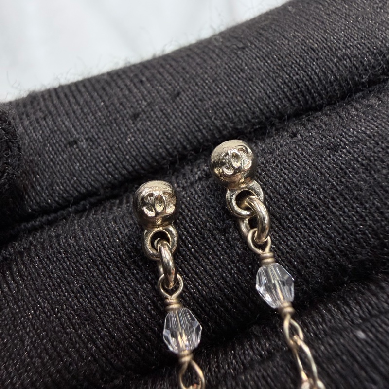 Chanel 垂吊粉色Tweed 款設計水鑽珍珠雙C耳環 XB969-6