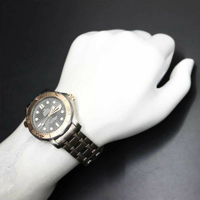 歐米茄海馬系列300公尺潛水錶限量版雙色腕錶 210 60 42 20 99 001，全球限量2500枚，男士腕錶，灰色錶殼，18K玫瑰金錶殼，自動上鍊。-3