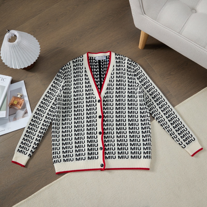 ❤️ MIU MIU 千金風 滿印LOGO款 開衫毛衣-0
