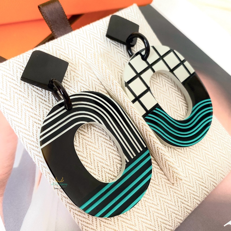 Hermes 愛馬仕 白 x 綠 x 黑 圓形 線條 水牛角 針式耳環 精品耳環-1