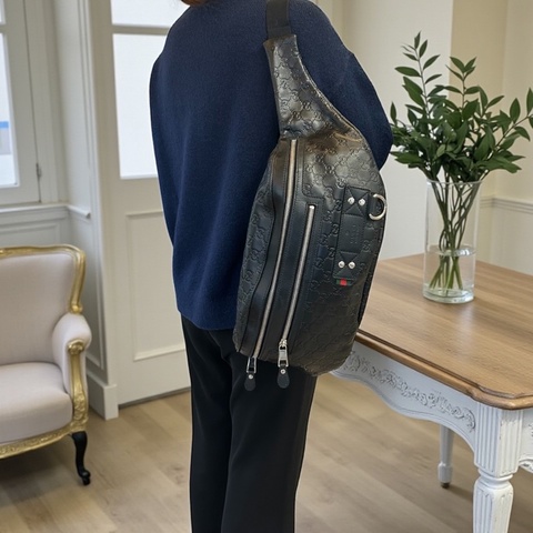 Gucci 黑牛皮壓紋銀釦斜背胸包 246409