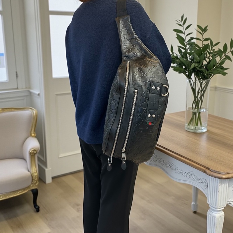 Gucci 黑牛皮壓紋銀釦斜背胸包 246409-0