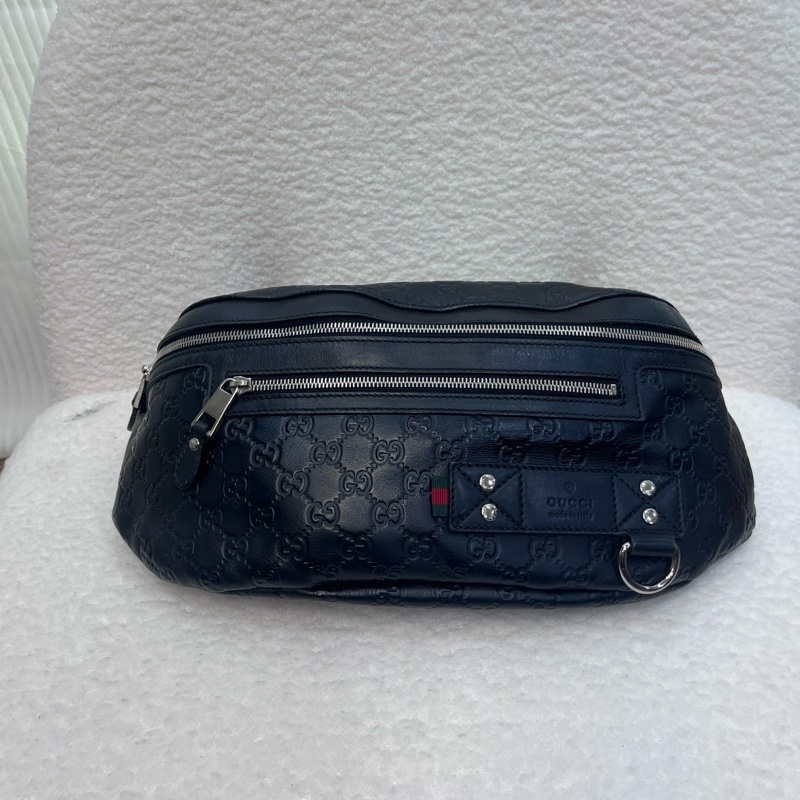 Gucci 黑牛皮壓紋銀釦斜背胸包 246409-2