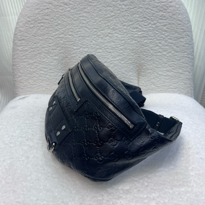 Gucci 黑牛皮壓紋銀釦斜背胸包 246409-3