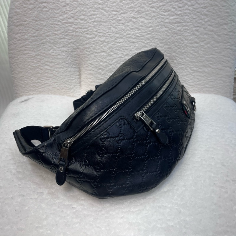 Gucci 黑牛皮壓紋銀釦斜背胸包 246409-4