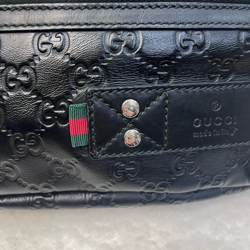 Gucci 黑牛皮壓紋銀釦斜背胸包 246409-7