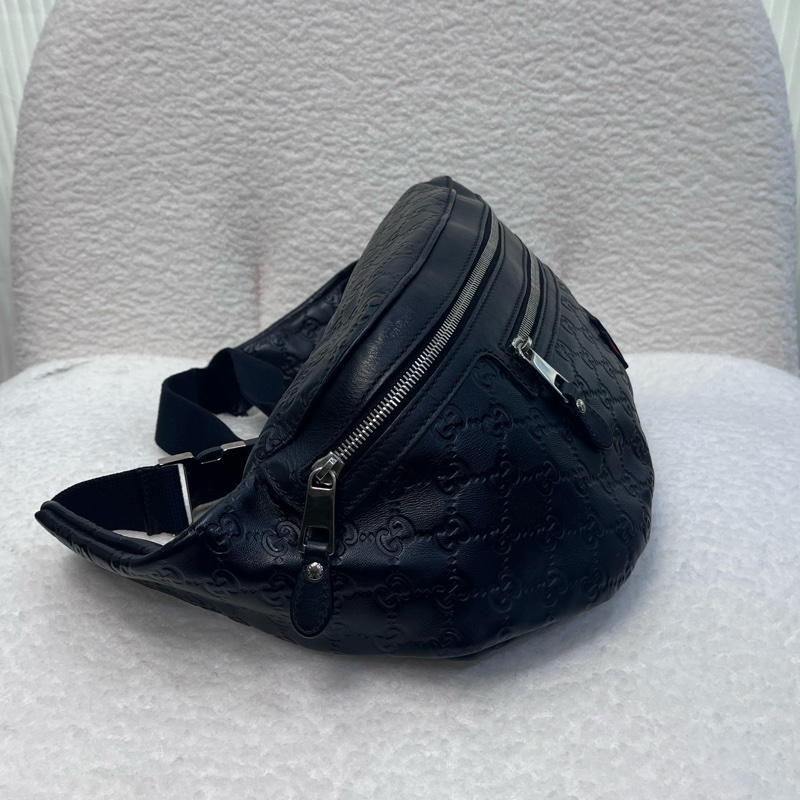 Gucci 黑牛皮壓紋銀釦斜背胸包 246409-8