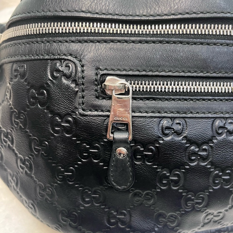 Gucci 黑牛皮壓紋銀釦斜背胸包 246409-9