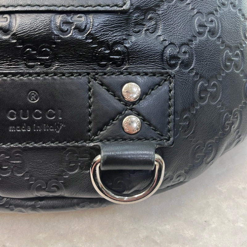 Gucci 黑牛皮壓紋銀釦斜背胸包 246409-10