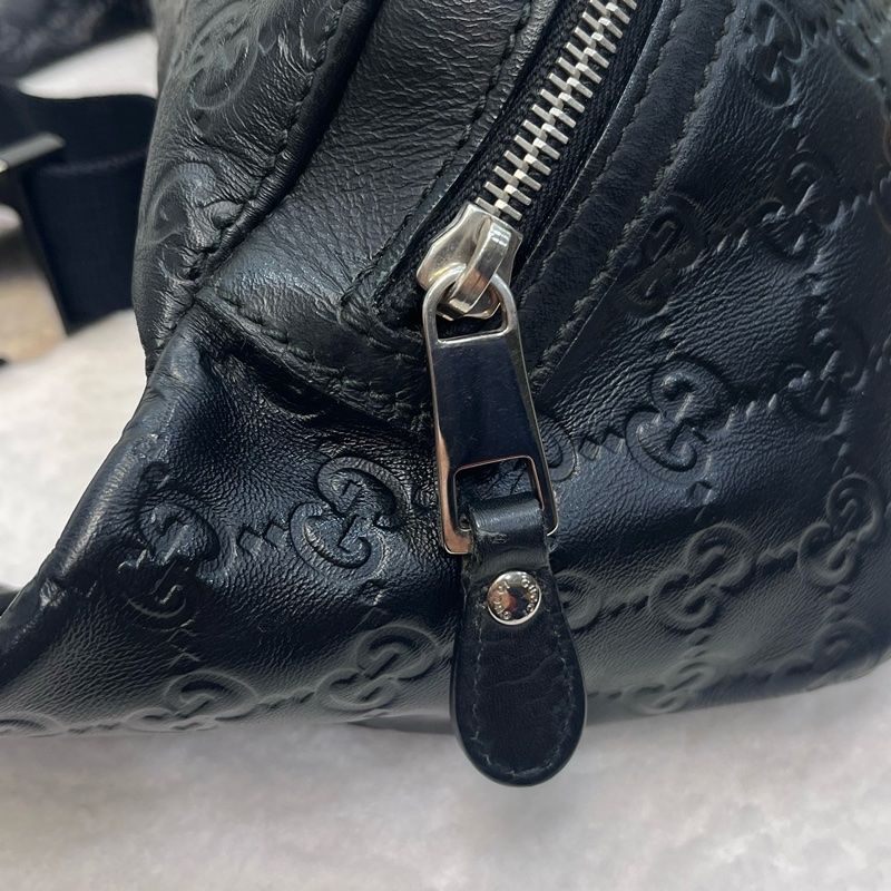 Gucci 黑牛皮壓紋銀釦斜背胸包 246409-11