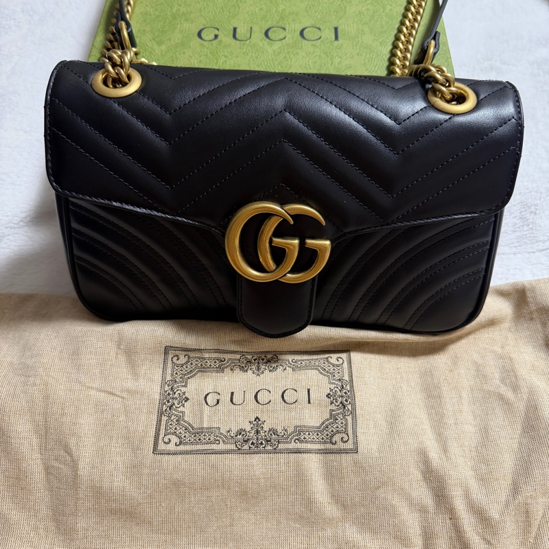 GUCCI GG Marmont 肩背包 小號 26 黑色  金扣-1