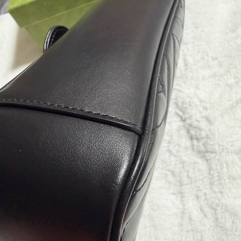 GUCCI GG Marmont 肩背包 小號 26 黑色  金扣-8