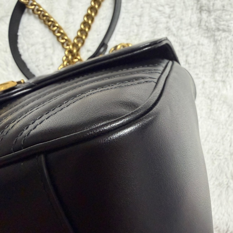 GUCCI GG Marmont 肩背包 小號 26 黑色  金扣-9