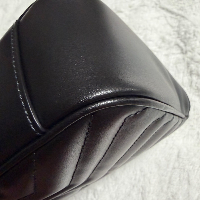 GUCCI GG Marmont 肩背包 小號 26 黑色  金扣-10