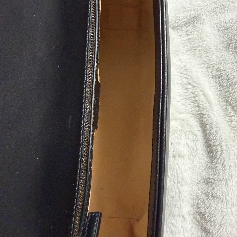 GUCCI GG Marmont 肩背包 小號 26 黑色  金扣-13