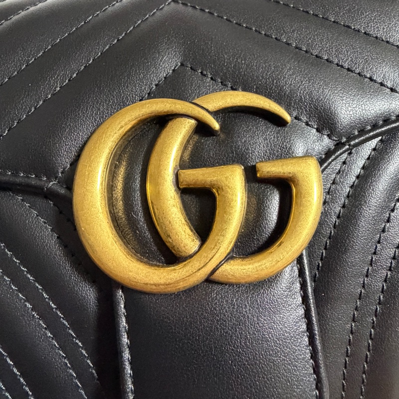 GUCCI GG Marmont 肩背包 小號 26 黑色  金扣-15