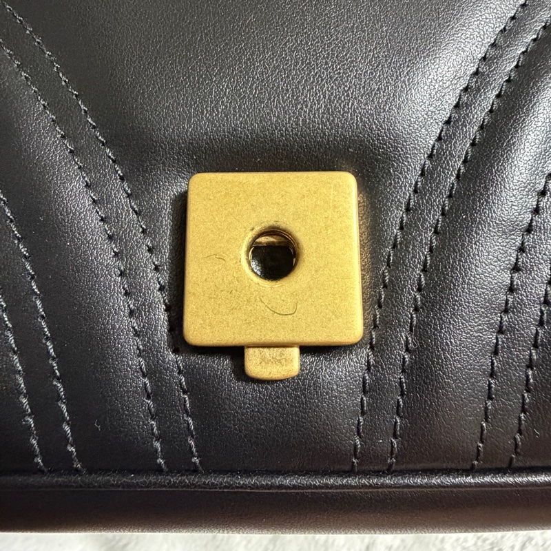 GUCCI GG Marmont 肩背包 小號 26 黑色  金扣-16
