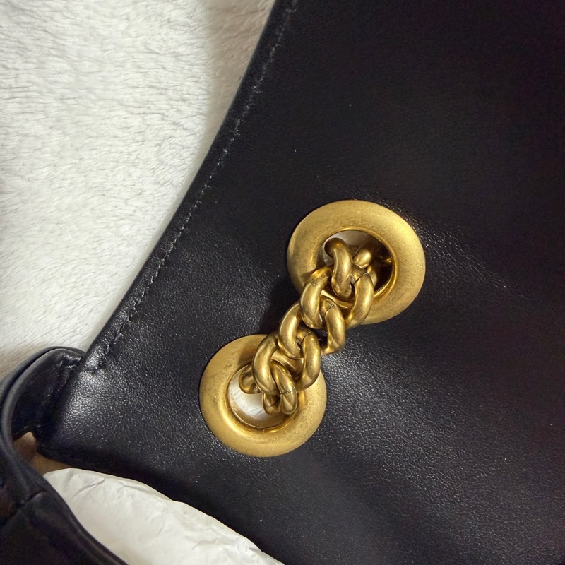 GUCCI GG Marmont 肩背包 小號 26 黑色  金扣-17
