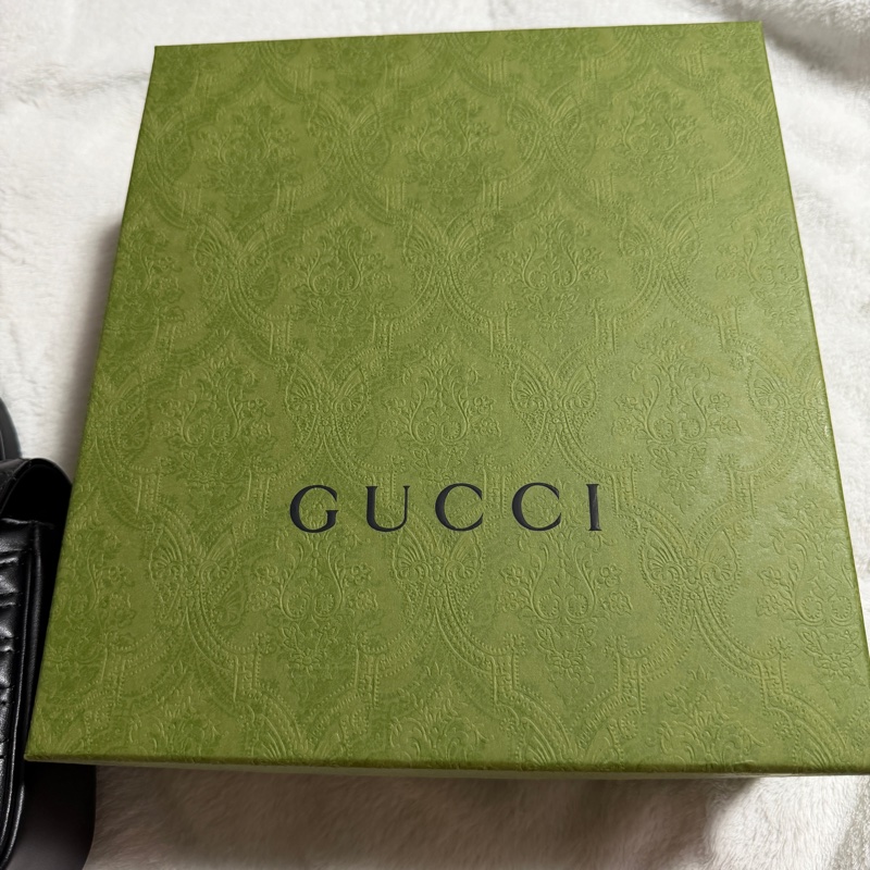 GUCCI GG Marmont 肩背包 小號 26 黑色  金扣-26