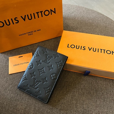 📢全新 Louis Vuitton LV牛皮壓花護照套 正品