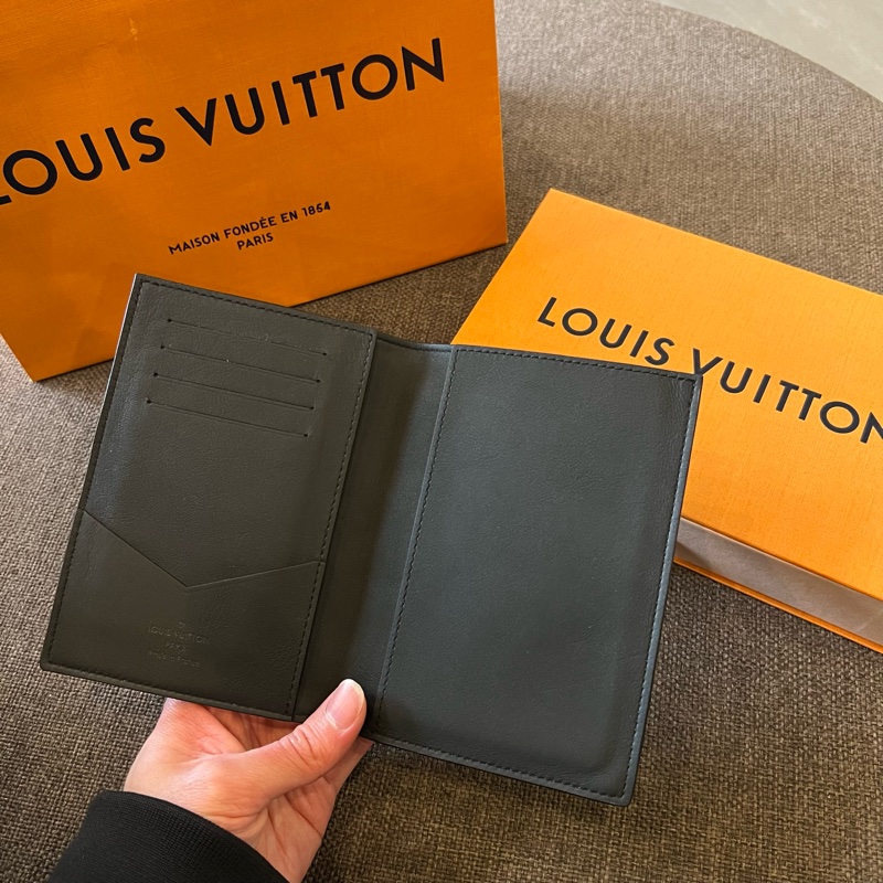 📢全新 Louis Vuitton LV牛皮壓花護照套 正品-1