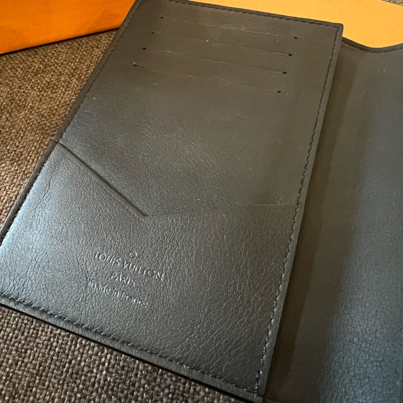 📢全新 Louis Vuitton LV牛皮壓花護照套 正品-2
