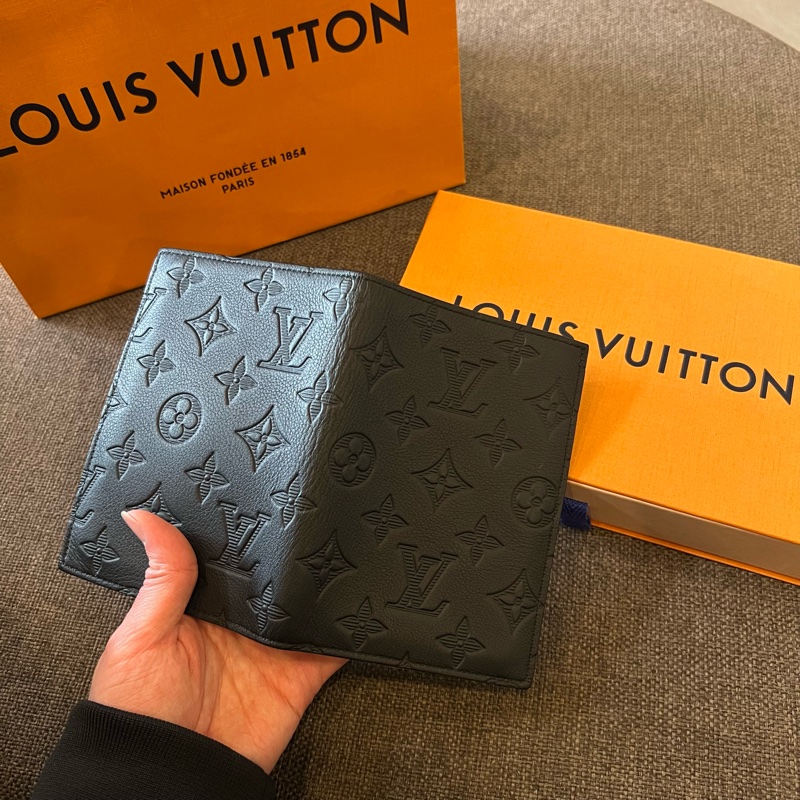 📢全新 Louis Vuitton LV牛皮壓花護照套 正品-3