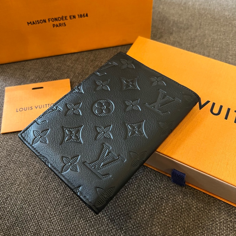 📢全新 Louis Vuitton LV牛皮壓花護照套 正品-4