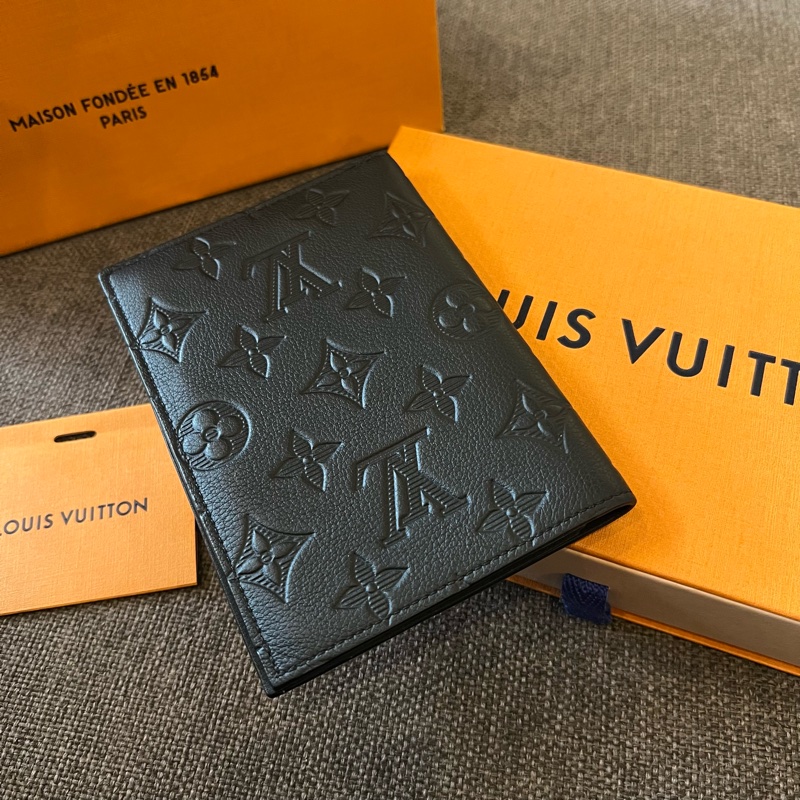 📢全新 Louis Vuitton LV牛皮壓花護照套 正品-5