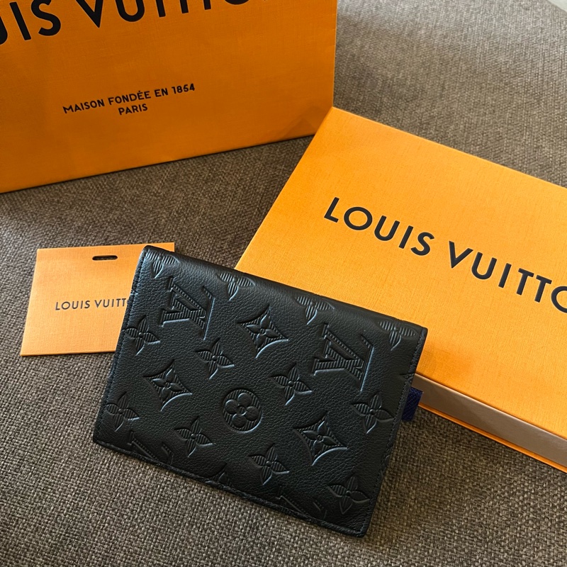 📢全新 Louis Vuitton LV牛皮壓花護照套 正品-6
