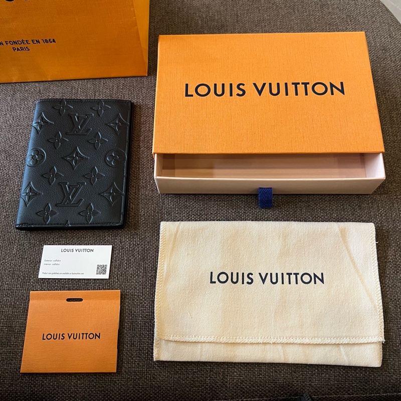 📢全新 Louis Vuitton LV牛皮壓花護照套 正品-7