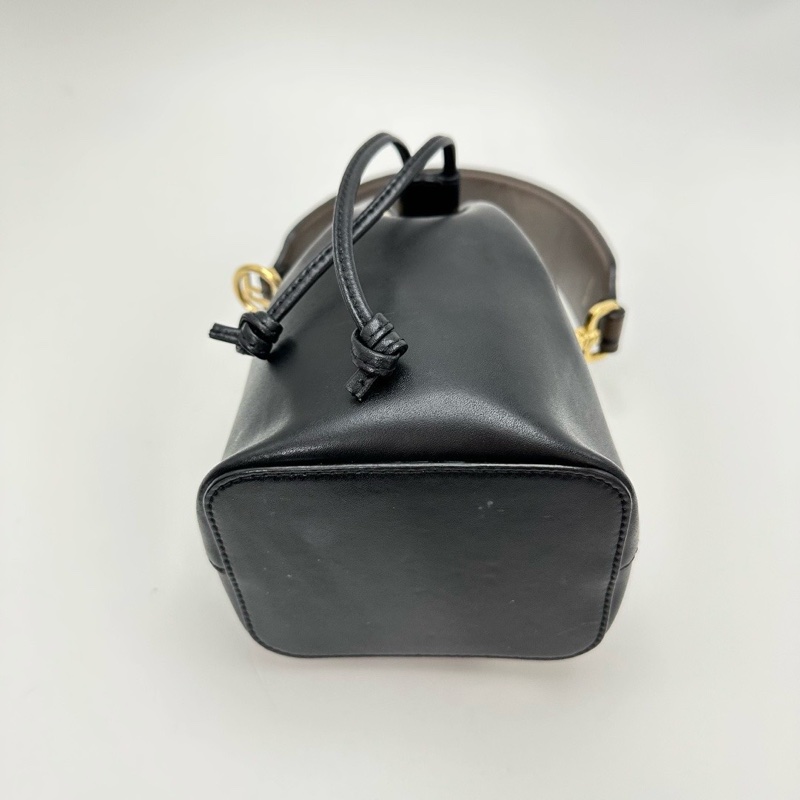 FENDI 黑金抽繩手提肩背斜背mini水桶包12*17.5*10 98新配件塵袋-4