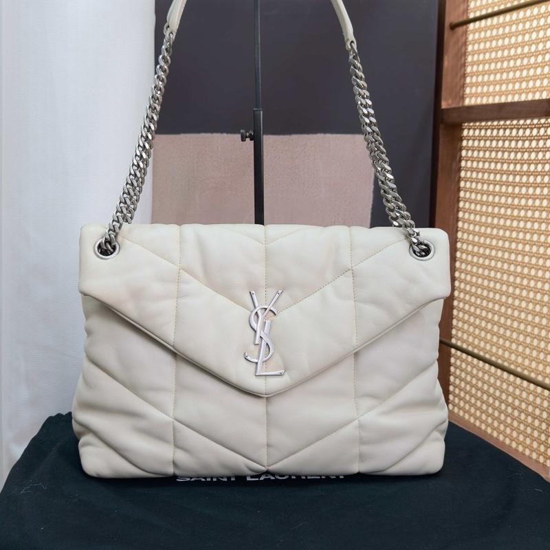 YSL LOULOU系列白色銀扣肩背斜背泡芙雲朵包32*22*13 98新配件塵袋-1