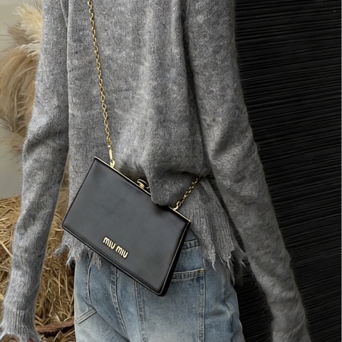 MIUMIU 黑金鑽扣肩背斜背鏈條包19*12*4 98新配件塵袋