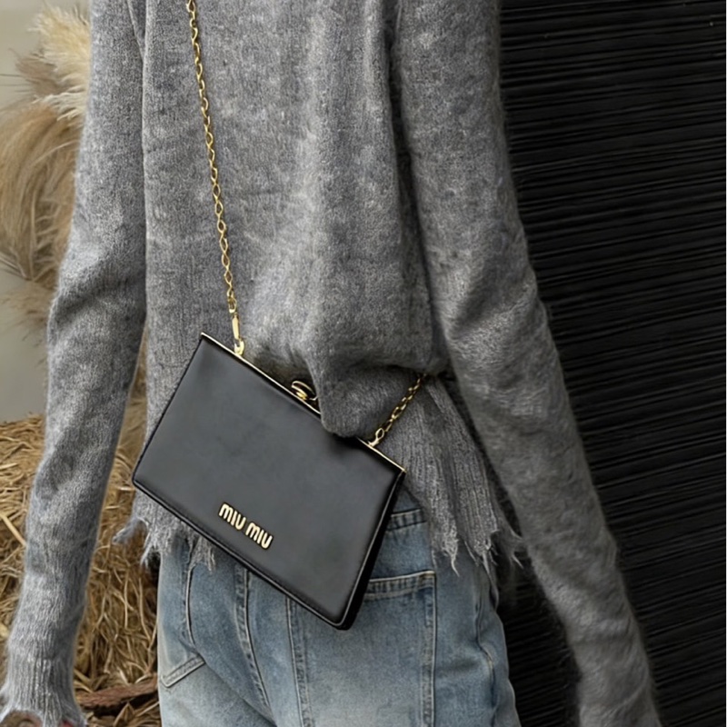 MIUMIU 黑金鑽扣肩背斜背鏈條包19*12*4 98新配件塵袋-0