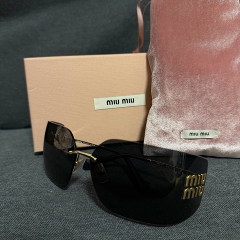Miumiu墨鏡張元英同款