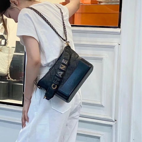 香奈兒流浪包Chanel黑色揉製牛皮新中號設計手把流浪包AS1582