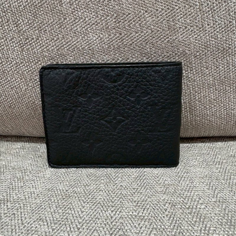 LV  黑色壓紋牛皮短夾-1
