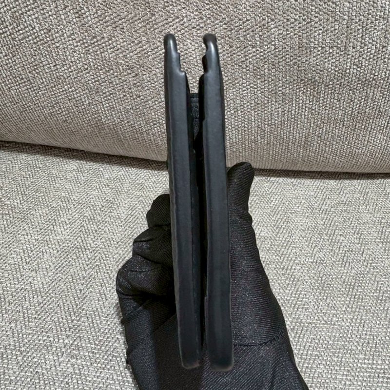 LV  黑色壓紋牛皮短夾-4