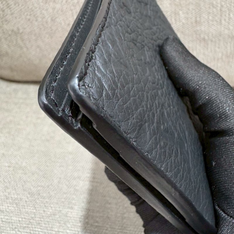 LV  黑色壓紋牛皮短夾-8