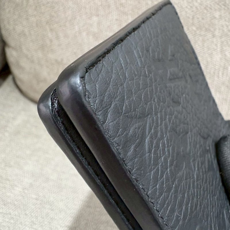 LV  黑色壓紋牛皮短夾-12