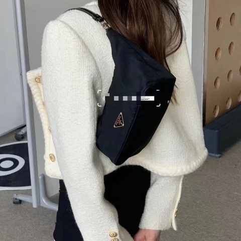 Prada 降落傘布面腋下包