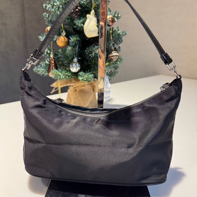 Prada hobo 降落傘布面腋下包-4