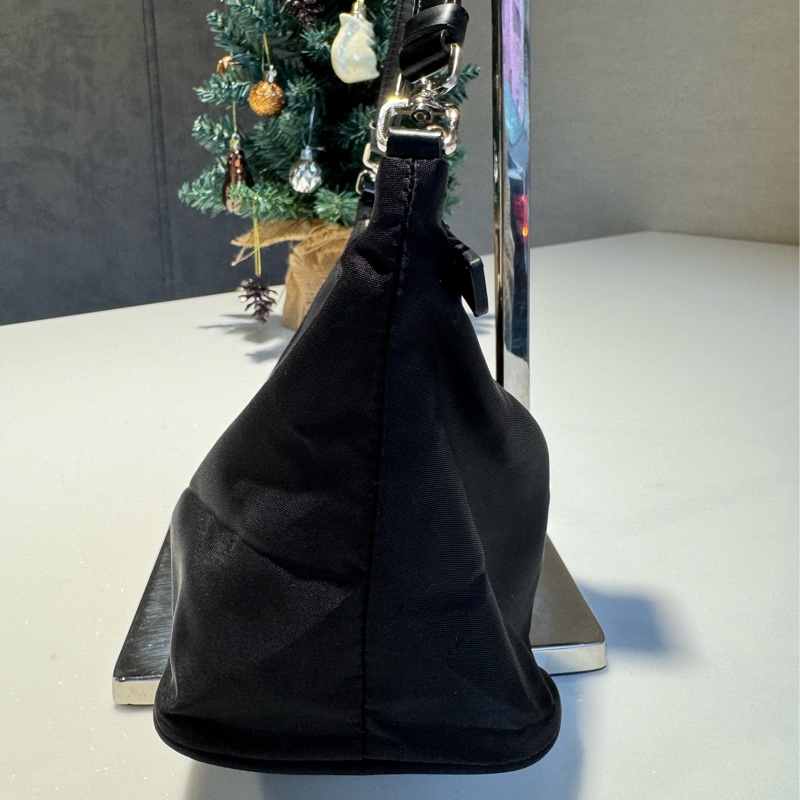 Prada hobo 降落傘布面腋下包-9